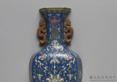 图片[2]-Hanging vase with handles and Indian lotus scrolls and bat in yangcai painted enamels on a blue ground, Qing dynasty, Jiaqing reign (1796-1820)-China Archive